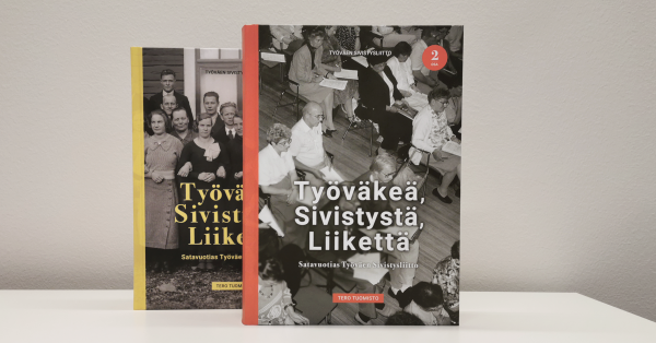 Työtä, Sivistystä, Liikettä – Satavuotias Työväen Sivistysliitto kirjan osat 1 ja 2 pöydällä.